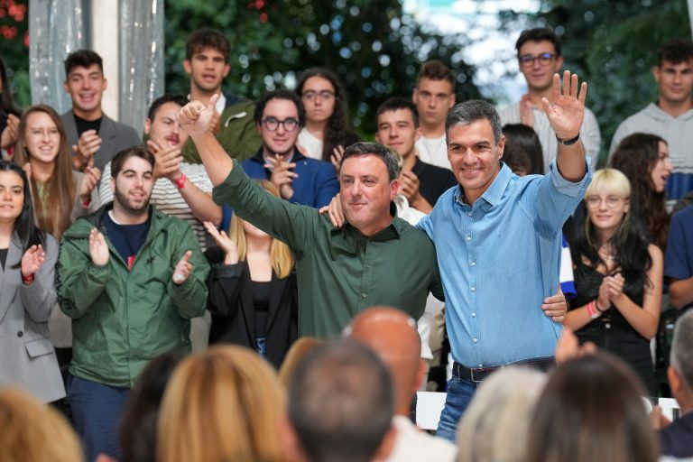 Sánchez, que buscará «votos hasta debajo de las piedras», dice que el PSOE cumple la Constitución «de la A a la Z»