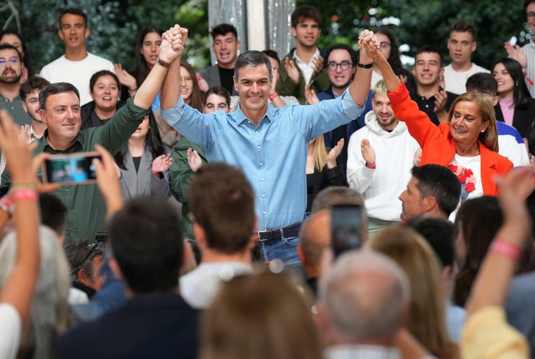 Pedro Sánchez compromete su apoyo al PSdeG para darse el «gusto» de acabar con el gobierno del PP en Galicia