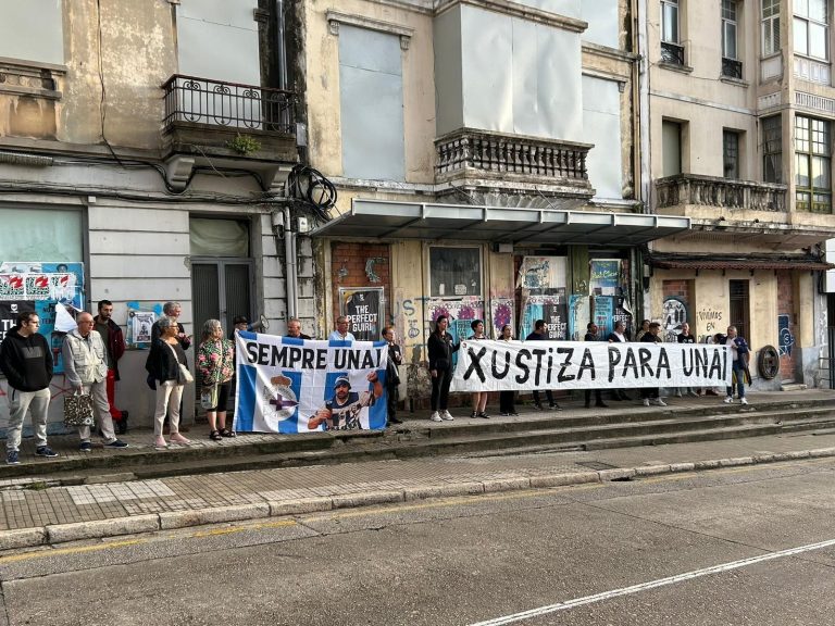 La familia del operario muerto en la refinería de A Coruña en un accidente pide «justicia» en una nueva protesta