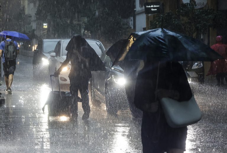Las lluvias generalizadas, que el martes y miércoles serán localmente fuertes, afectarán a toda España esta semana