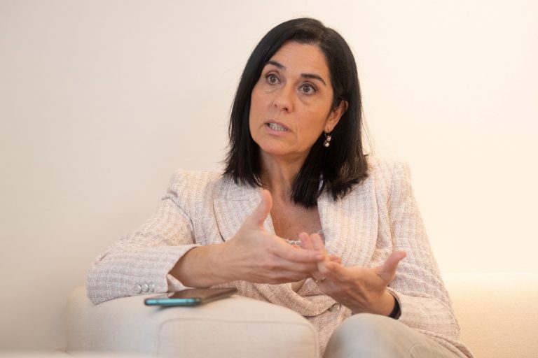 Paula Prado, sobre el uso del gallego en el Congreso: «El pinganillo no une, divide»