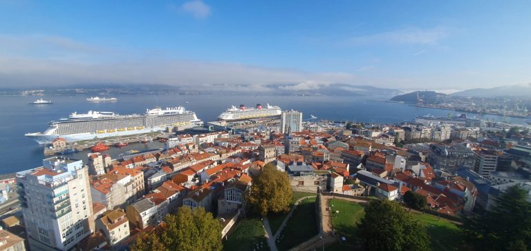 Turismo.- Música y comida reciben a 15.000 cruceristas de la primera escala quíntuple en Vigo, realizada sin incidentes