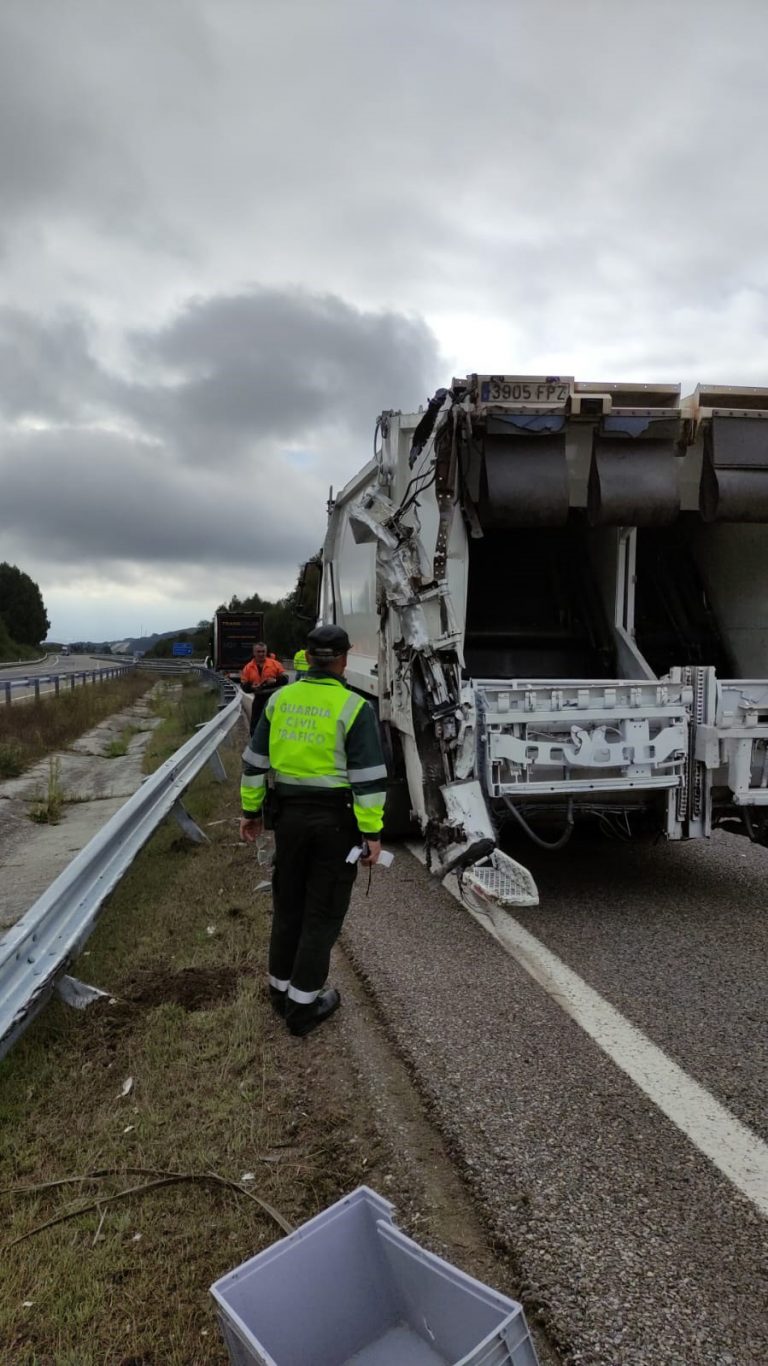 Un choque entre dos camiones en Cualedro (Ourense) deja un herido leve y obliga a cortar un carril