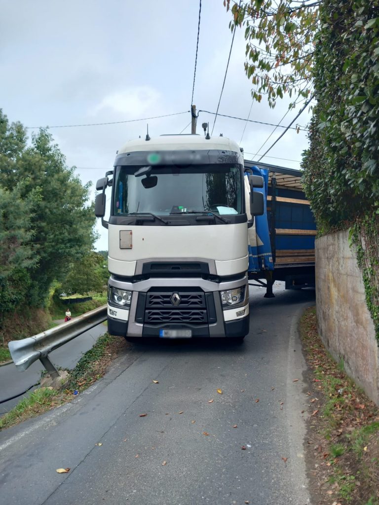 Un camionero lituano queda atrapado con su trailer en una carretera de Ferrol por el GPS