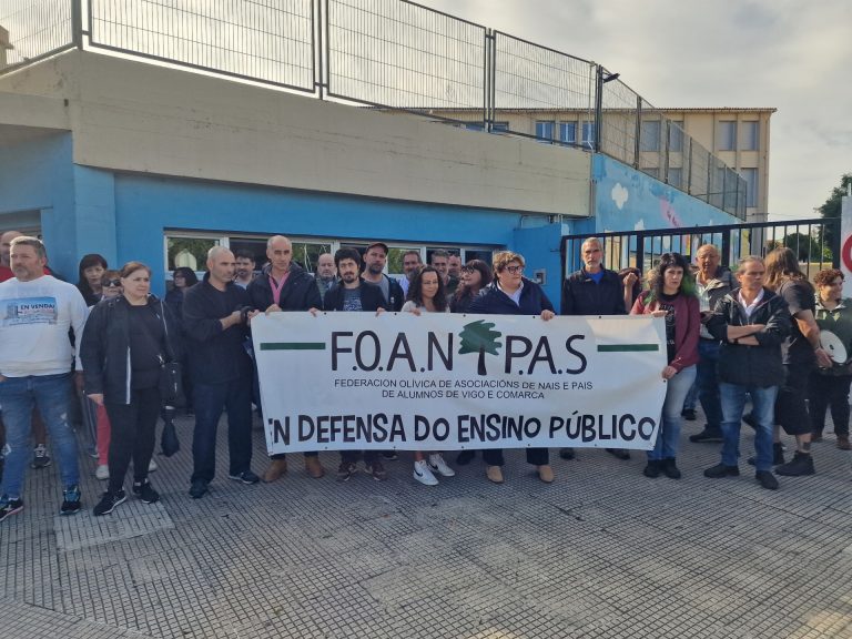 Padres de Vigo protestan por la privatización del servicio de conserjería de colegios: «No lo podemos consentir»