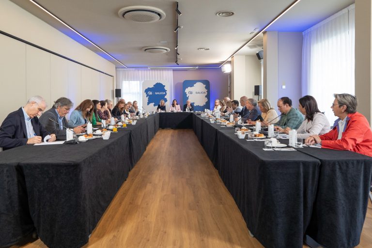 El PP gallego reúne a sus diputados y senadores, que avisan que «no permitirán» que «se dé a unos para quitar a otros»