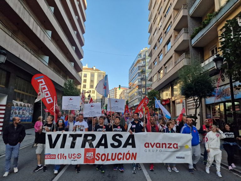 Decenas de trabajadores de Vitrasa protestan en Vigo por un convenio «digno» y piden la dimisión de Abel Caballero