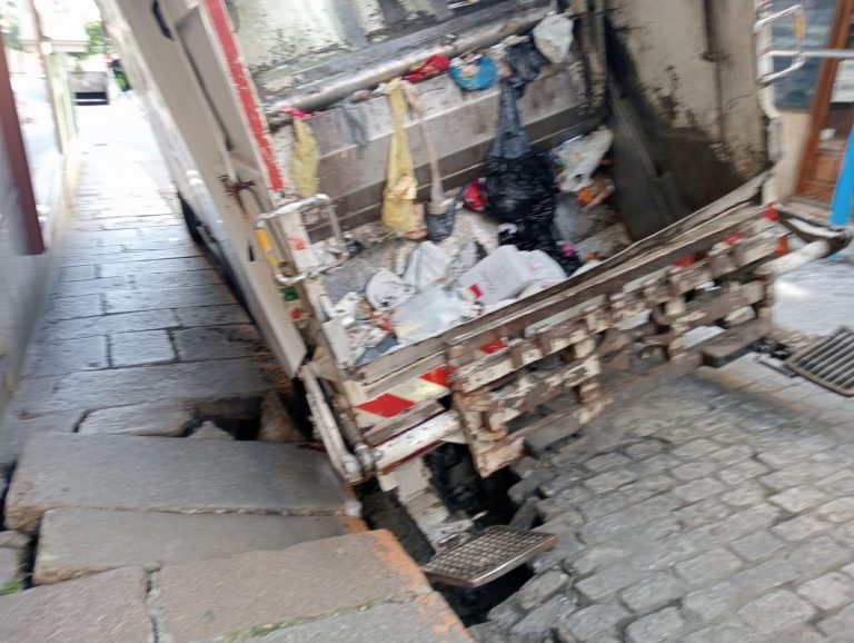 Un camión de Urbaser queda «atrapado» en la calle Sánchez Barcáiztegui de Ferrol al hundirse el firme