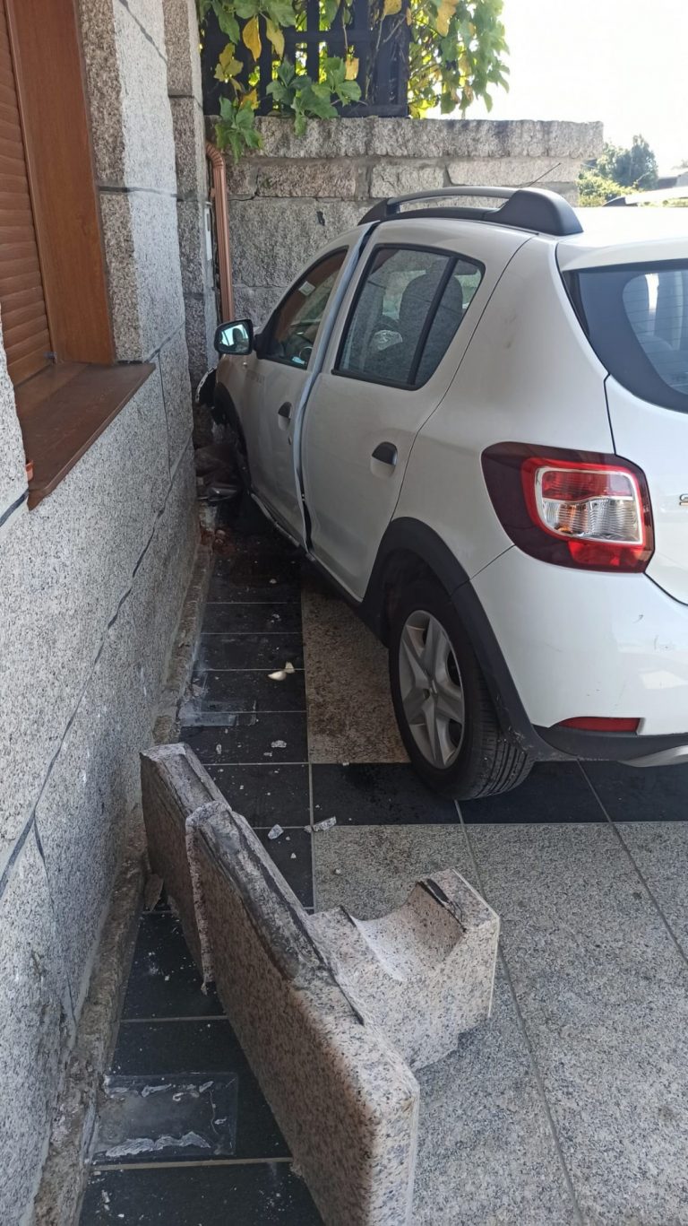 Pierde el control de su vehículo y choca contra una casa en Nantes (Pontevedra)