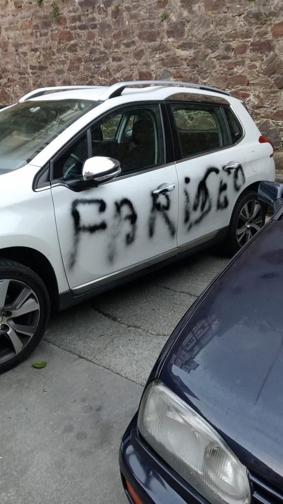 Realizan pintadas sobre la iglesia y el coche del cura de Pontedeume: «Muerte al fariseo»