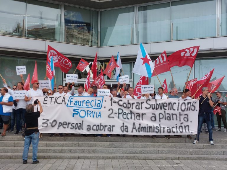 Trabajadores de la antigua filial de Faurecia en O Porriño se concentran ante la Xunta para pedir una solución