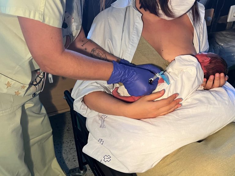 Más de 100 bebés fueron inmunizados contra el VRS los primeros días en el área sanitaria de Santiago y Barbanza