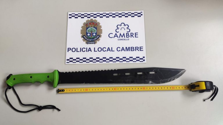 Denunciado un joven por pasearse con un machete de 45 centímetros de hoja en Cambre (A Coruña)