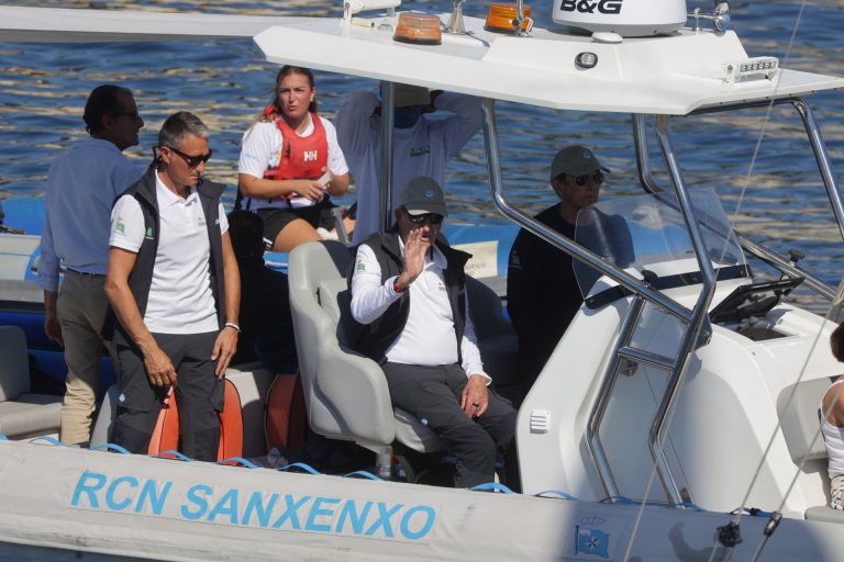 La infanta Elena acompaña a Juan Carlos I que no navega a bordo de ‘El Bribón’ en el segundo día de regata