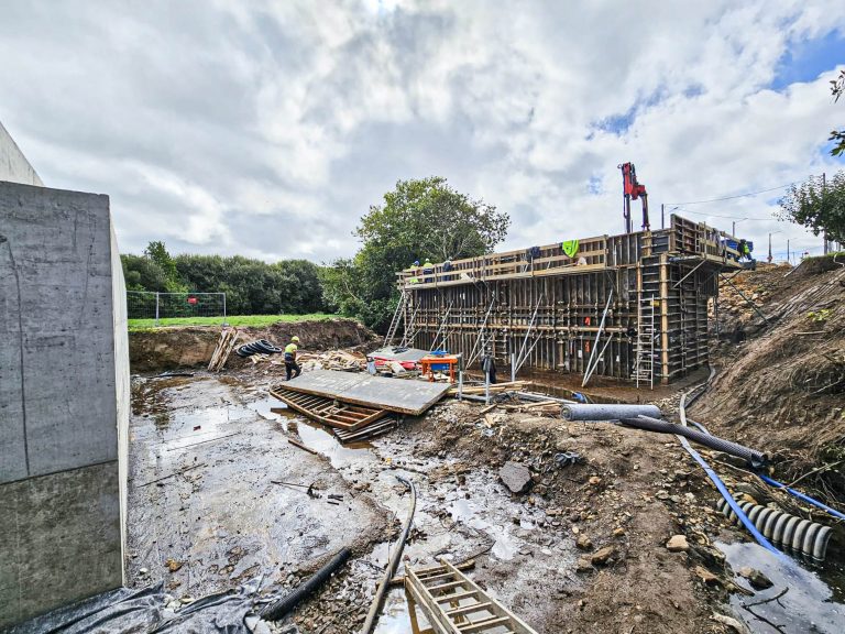 El puente de la carretera de Caxadas a Baíñas, en Vimianzo (A Coruña), abrirá, previsiblemente, a mediados de noviembre