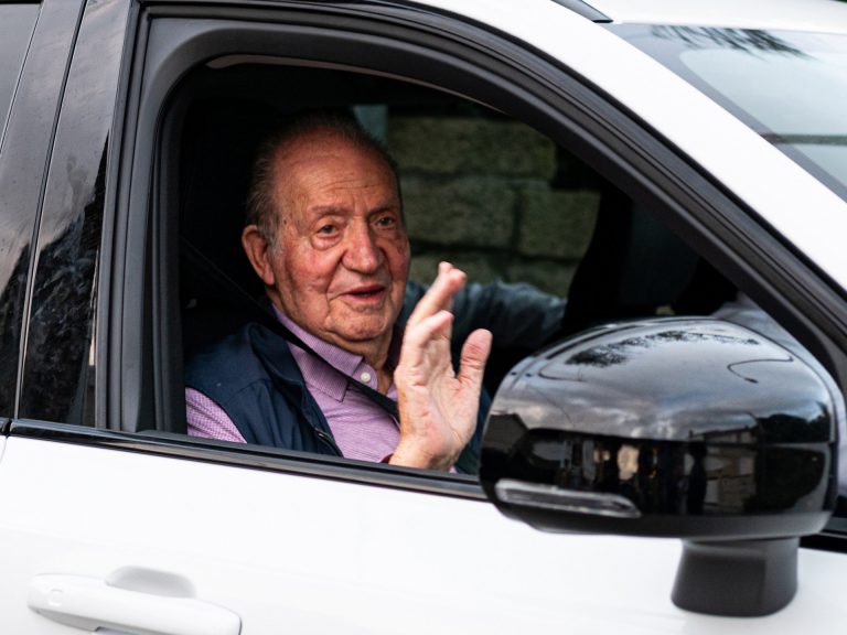 Juan Carlos I deja Sanxenxo tras una semana, sin verse con su hijo y reconociendo que querría quedarse a vivir en España