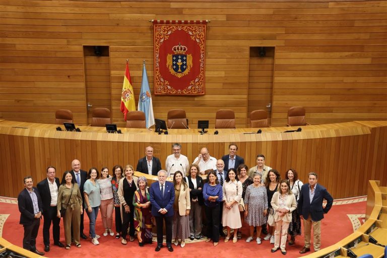 Directores de Institutos de Medicina Legal de toda España visitan el Parlamento de Galicia