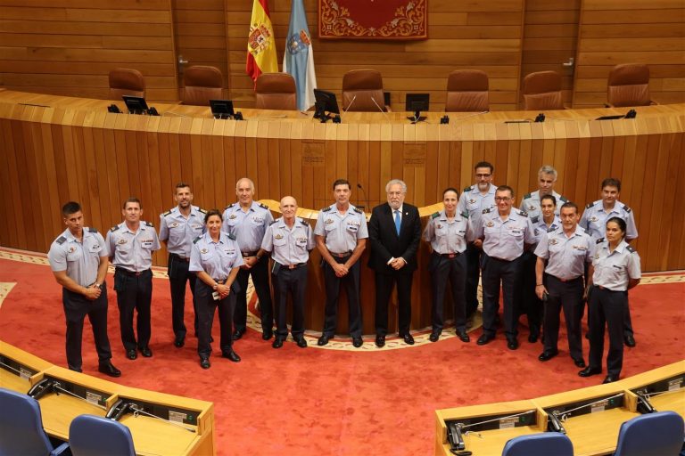 Una delegación del Aeródromo Militar de Santiago visita el Parlamento