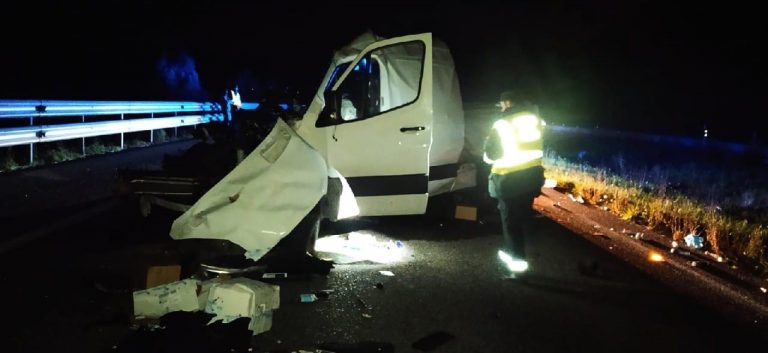 Herido el conductor de una furgoneta que impactó contra un camión en la A-6 a su paso por Baralla (Lugo)