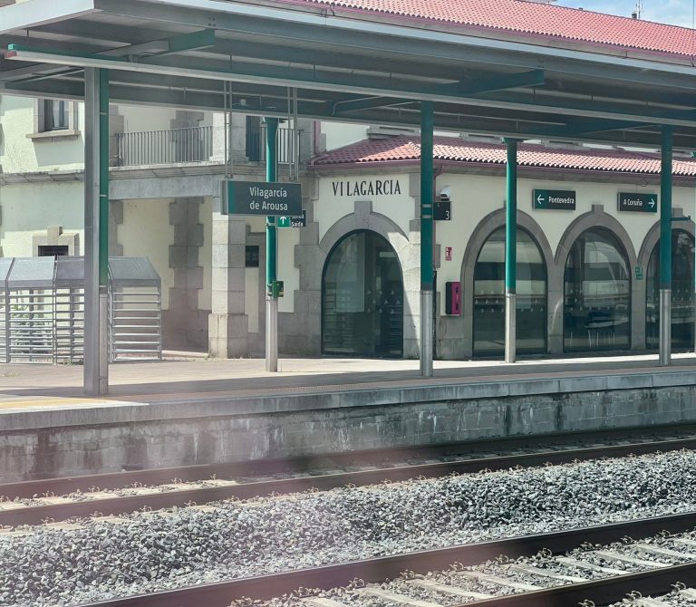 Una avería en una puerta provoca casi una hora de retraso en el tren regional Vigo-A Coruña