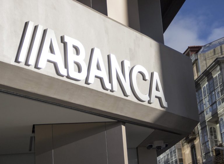 Abanca lanza su primer seguro propio de salud