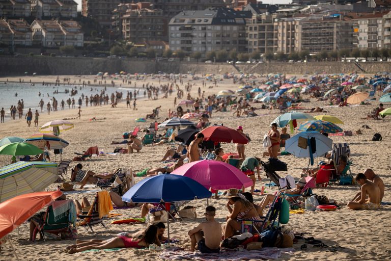 Galicia llena sus playas y registra la máxima temperatura en Lourenzá (Lugo) con 36,3 grados