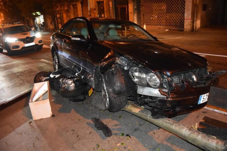 Interceptado en Vigo un conductor que quintuplicaba la tasa de alcohol tras chocar contra una moto y tirar un árbol