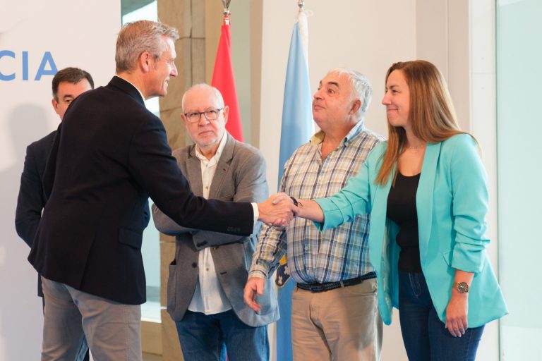 Rueda firma con tres sindicatos el acuerdo de bajada de ratios, un «punto y seguido» que «mejora» la educación gallega