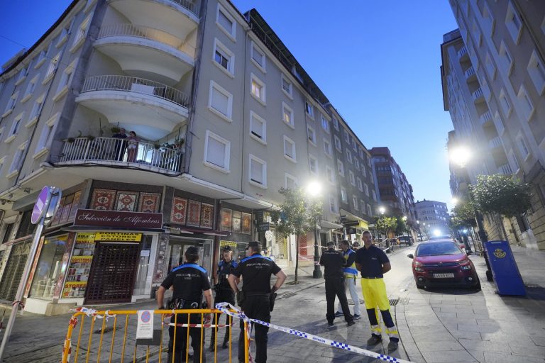 Vecinos creen que el incendio en Vigo fue intencionado, pero autoridades advierten que es pronto para apuntar las causas