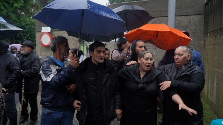 Cientos de personas dan el último adiós a los cuatro fallecidos en el incendio de Vigo pidiendo «justicia»