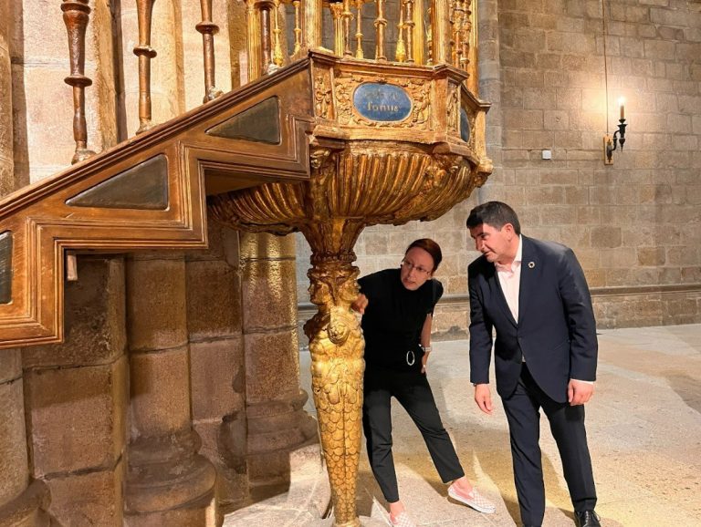 Comprueban el estado del altar mayor de la Catedral de Ourense una vez restaurada la policromía y renovadas las rejas