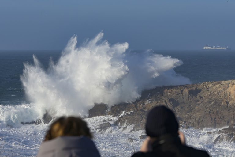 Actividas  la alerta naranja para este martes por temporal costero en A Coruña y Pontevedra