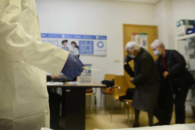 Unos 30.000 gallegos mayores de 80 acuden a la primera jornada de vacunación gripe-covid en centros de salud