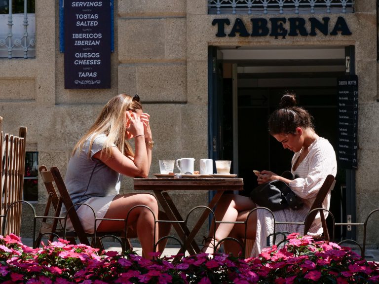 Galicia registra la segunda mayor caída de facturación del sector servicios entre comunidades en agosto