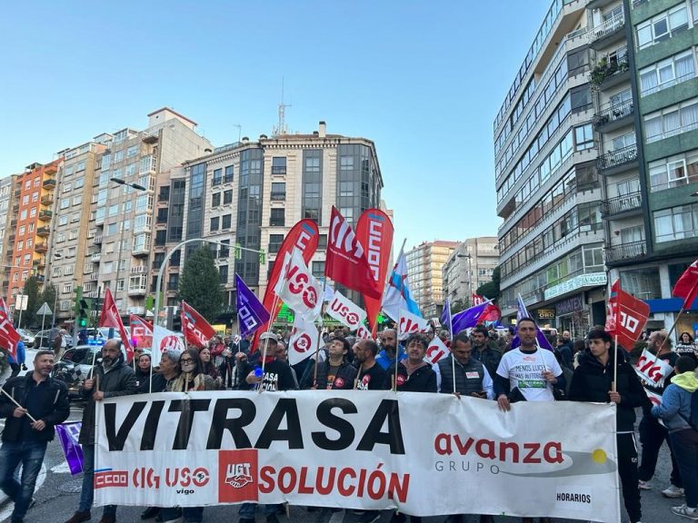 Decenas de trabajadores de Vitrasa vuelven a manifestarse en Vigo por un convenio «digno» en plena jornada de huelga