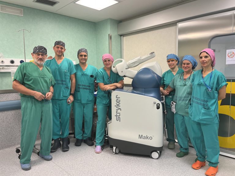 El Hospital de Conxo (Santiago) realiza con éxito la primera intervención con robot para cirugía ortopédica