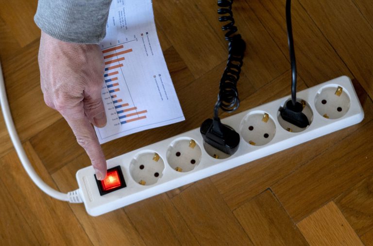 El precio de la luz sube un 42% este domingo, hasta los 86,98 euros/MWh