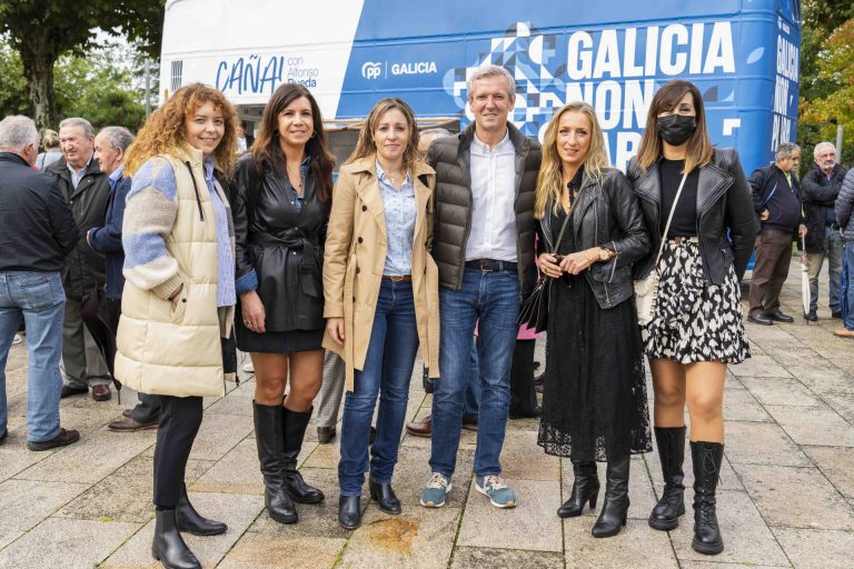 El autobús del PPdeG hace parada en Cuntis (Pontevedra), donde Rueda escuchó las demandas de los vecinos del municipio