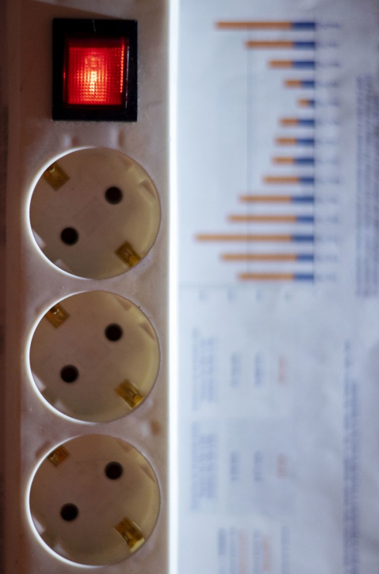 El precio de la luz sube un 42% este lunes, hasta los 124,12 euros/MWh