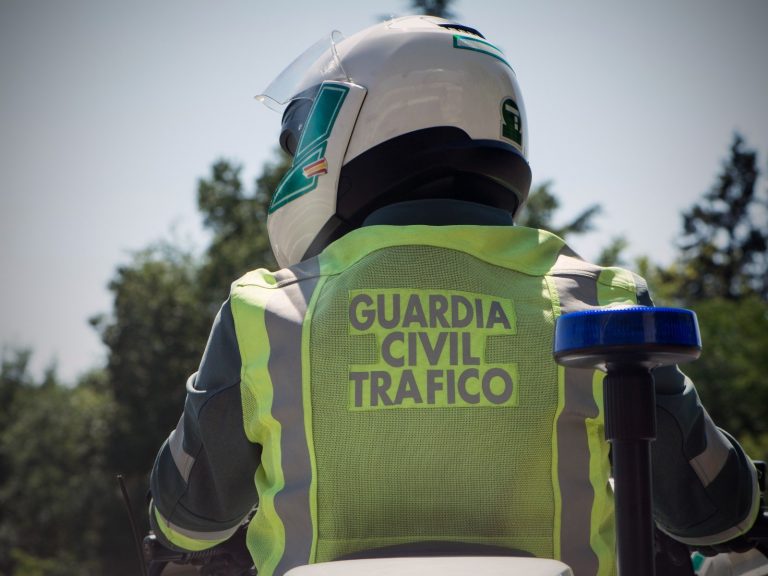 La DGT activa en Galicia un plan de vigilancia intensiva de neumáticos y luces