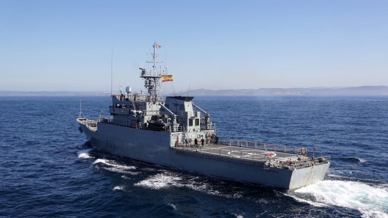 Dos buques rusos de guerra navegan frente a la costa gallega acompañados del patrullero ‘Centinela’, con base en Ferrol