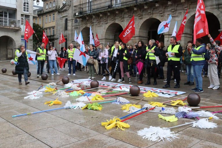 Concentración de fregonas ‘caídas’ en la huelga de limpieza en Lugo para urgir a la patronal un convenio «digno»