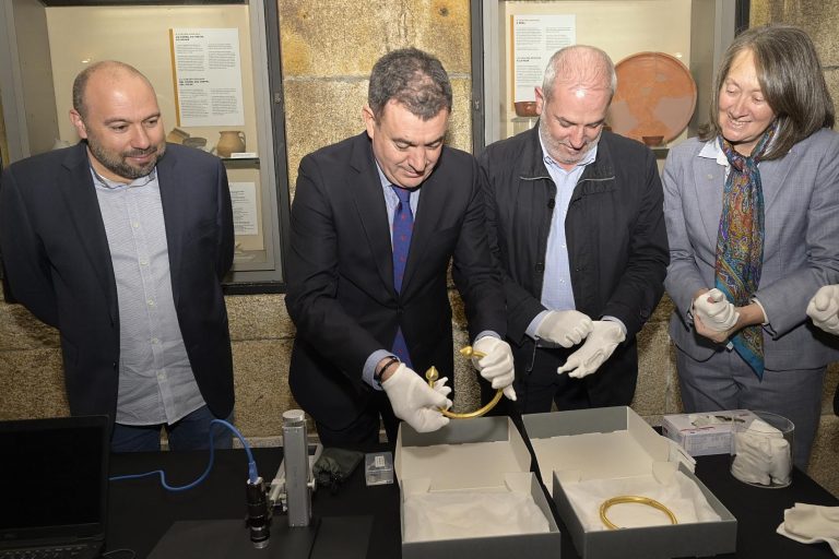 Dos torques hallados en la comarca de Betanzos podrían proceder de la Edad de Hierro, según investigadores del CSIC