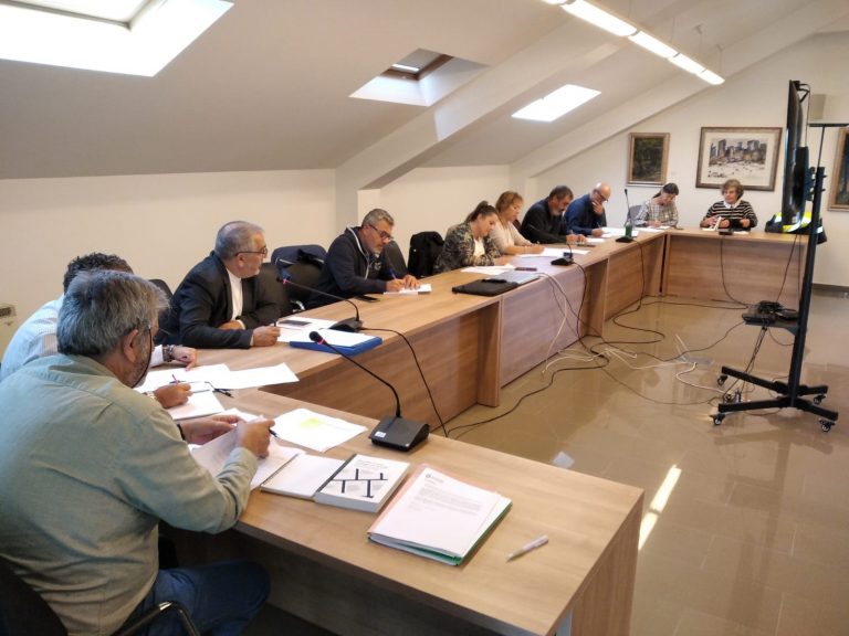 La Diputación de A Coruña y ayuntamientos de la comarca de Santiago abordan el estado del parque Compostela Rupestre