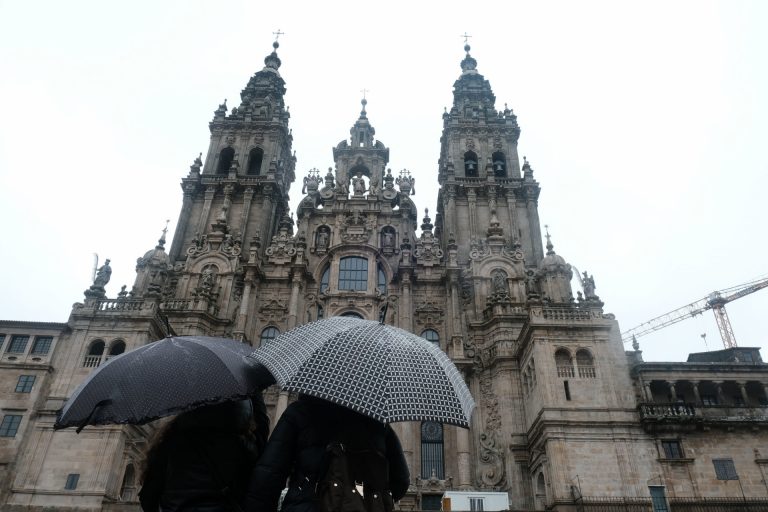 El juzgado suma la denuncia de Abogados Cristianos a las diligencias abiertas por la agresión a un sacerdote en Santiago