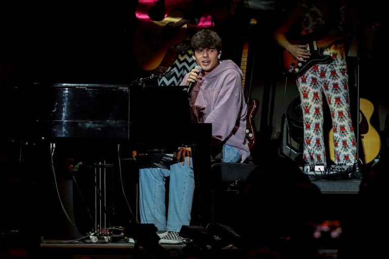 El coruñés Iñigo Quintero llega al número 1 mundial de Spotify con ‘Si no estás’, superando a Bad Bunny o Taylor Swift