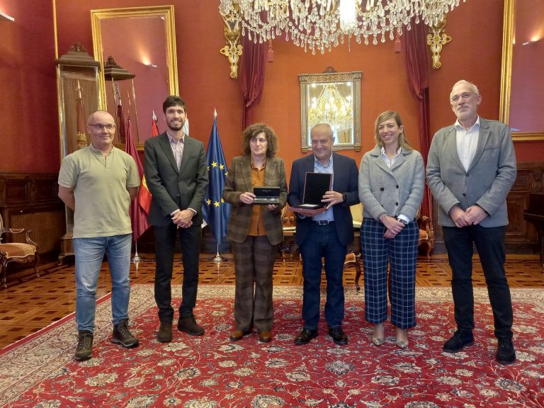 El alcalde gallego de Ginebra y Goretti Sanmartín ponen en común sus modelos de ciudad con «las personas en el centro»