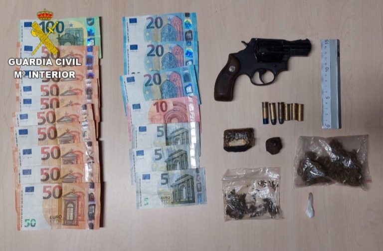 Detienen a una persona en Tui por tenencia ilícita de armas y tráfico de drogas