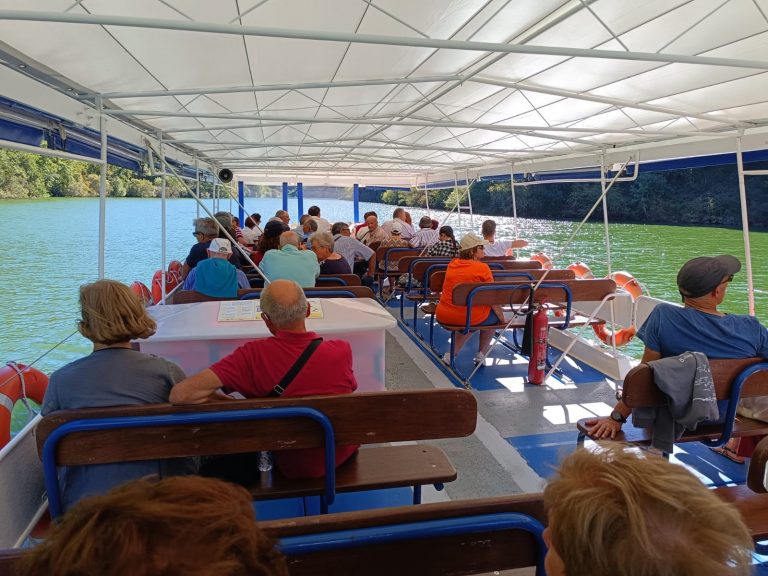 Suspendidos hasta final de temporada los viajes en catamarán por el Miño, por mantenimiento en la presa de Os Peares