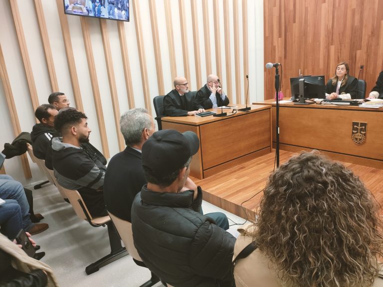 Rebajan a meses la pena de prisión para varios acusados de vender prendas falsificadas en un bazar de Soutomaior